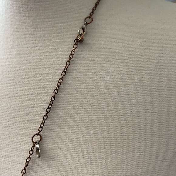 Beautiful white stone with gold tone necklace - Picture 4 of 7